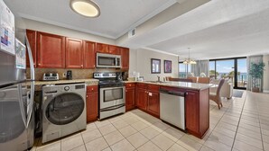 Uma cozinha moderna com eletrodomésticos embutidos, armários de madeira e uma ilha grande.