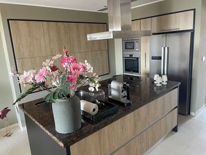 Een koelkast, een magnetron, een oven, een kookplaat