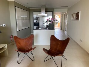 Een koelkast, een magnetron, een vaatwasser