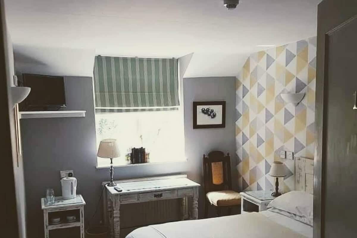 Superior Double Room | Individually furnished, iron/ironing board, free WiFi, bed sheets