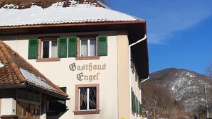 A building with the sign "Gasthof Engel" indicating a hotel. - Haus Barnabas im Engel - Gasthaus Engel (Utzenfeld)
