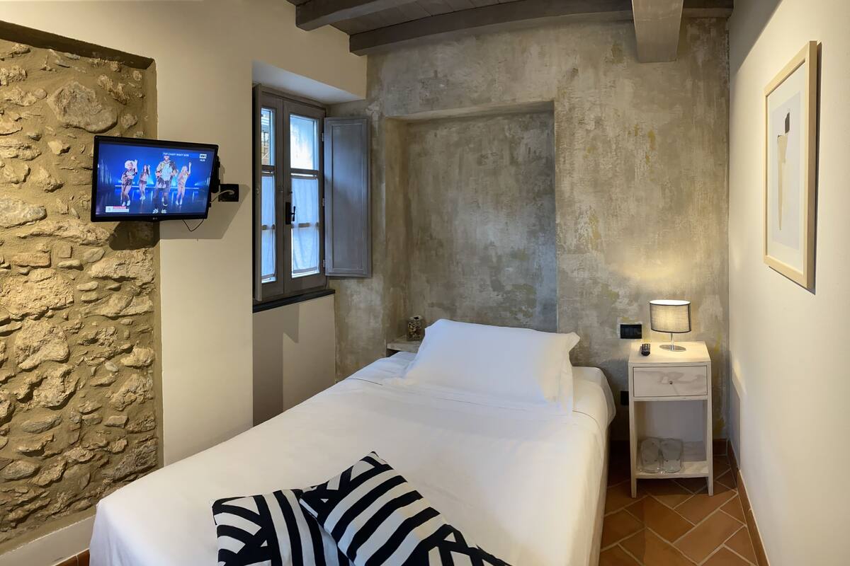 Habitación individual Confort | Insonorización, wifi gratis y ropa de cama