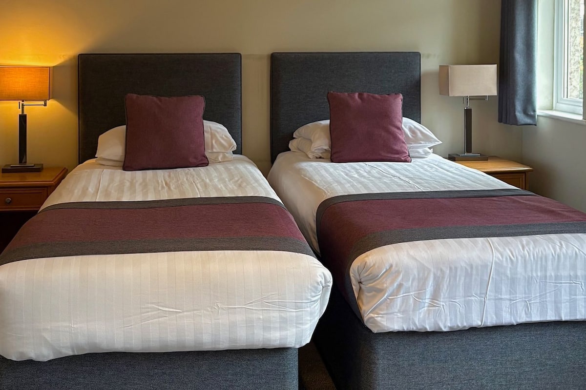 Zweibettzimmer | Schreibtisch, Verdunkelungsvorhänge, schallisolierte Zimmer