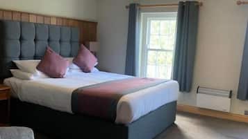 Comfort Double Room | Desk, blackout drapes, soundproofing, iron/ironing board