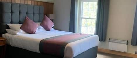 Kamar Double Comfort | Meja kerja, tirai kedap cahaya, kedap suara, dan setrika/meja setrika