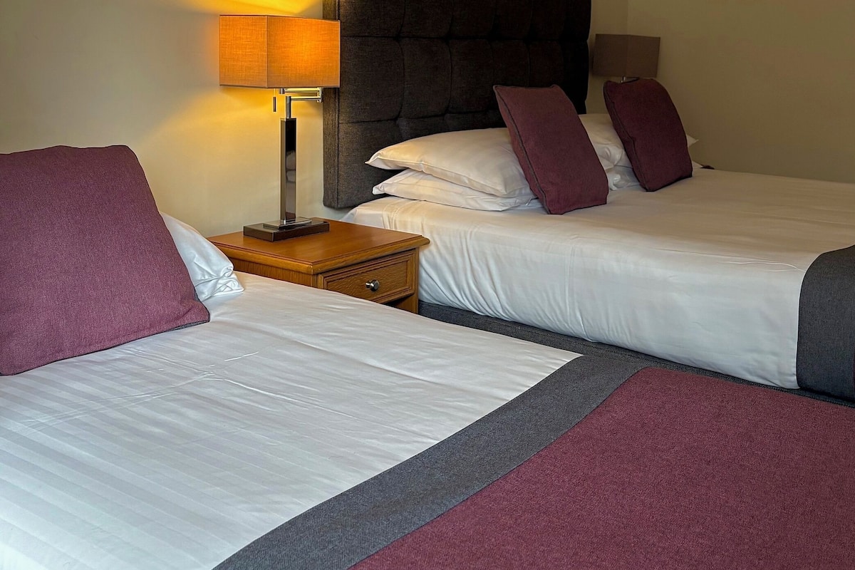 Familienzimmer | Schreibtisch, Verdunkelungsvorhänge, schallisolierte Zimmer