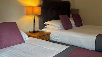 Escritorio, cortinas blackout y sistema de insonorización