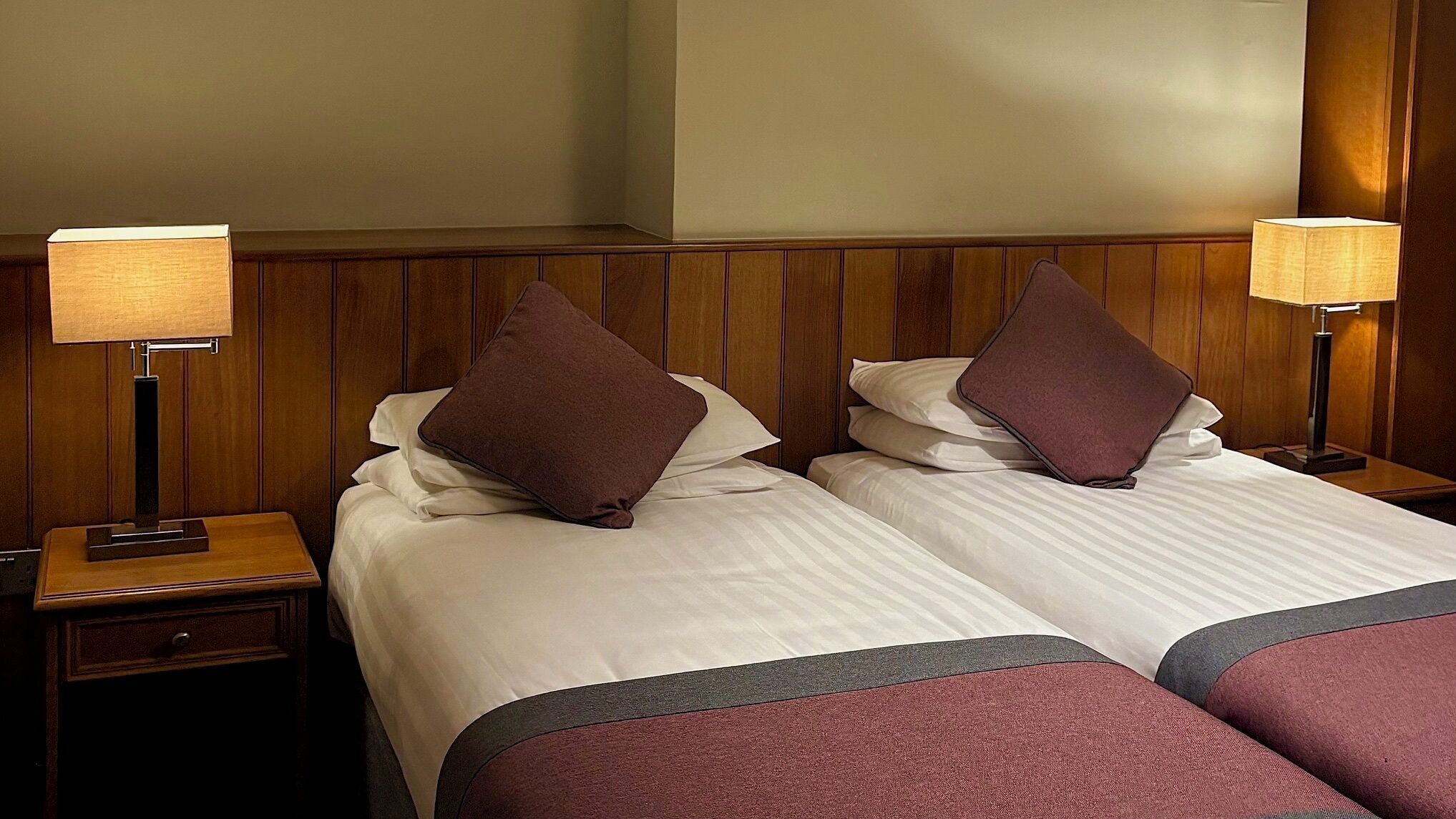 Habitació amb dos llits individuals Comfort | Escriptori, cortines opaques i habitacions insonoritzades 