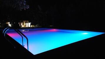 Außenpool (je nach Saison geöffnet), Sonnenschirme, Liegestühle