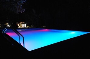 Sesongbasert utendørsbasseng, bassengparasoller og solsenger