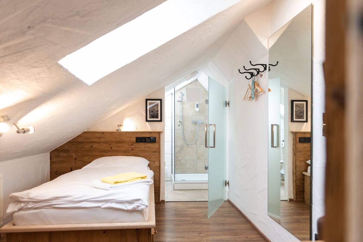 Single Room | WiFi (free), bed sheets