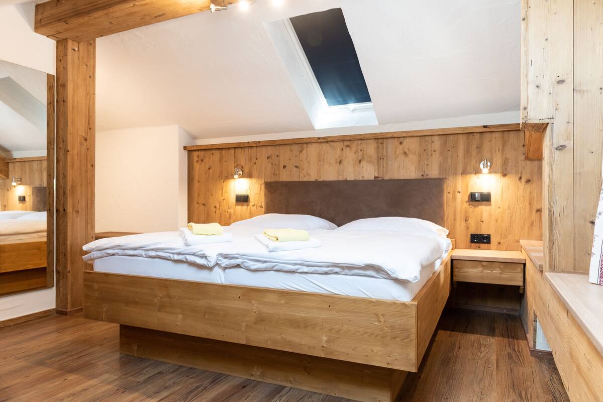 Double Room | WiFi (free), bed sheets