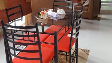 Classic Apartment | In-room dining