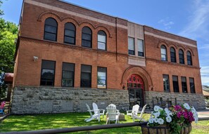 Vista frontal de la propiedad