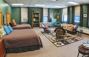 Deluxe Room | Iron/ironing board, free cribs/infant beds, free rollaway beds