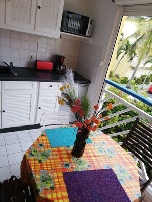 Outdoor dining - Apartment feet in water (Le Moule)