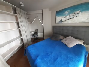4 quartos, escrivaninha, ferros/tábuas de passar roupa, berço de viagem