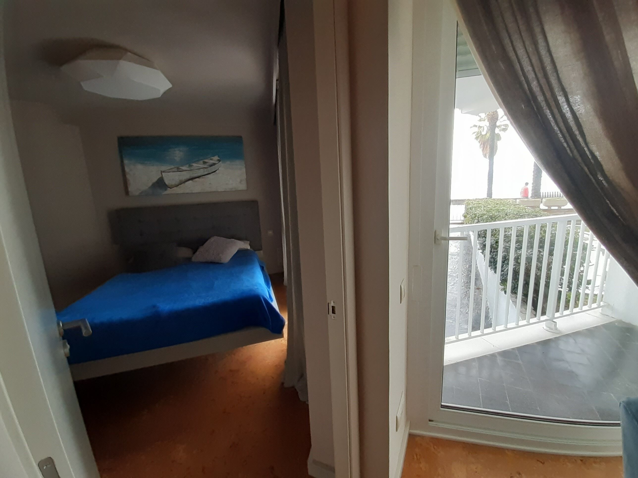4 slaapkamers, een bureau, een strijkplank/strijkijzer, reisbedje