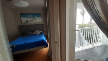 4 slaapkamers, een bureau, een strijkplank/strijkijzer, reisbedje