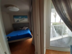 4 chambres, bureau, fer et planche à repasser, lit parapluie