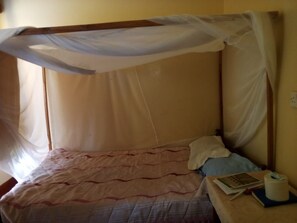 Quarto standard | Escrivaninha, Wi-Fi de cortesia, roupa de cama