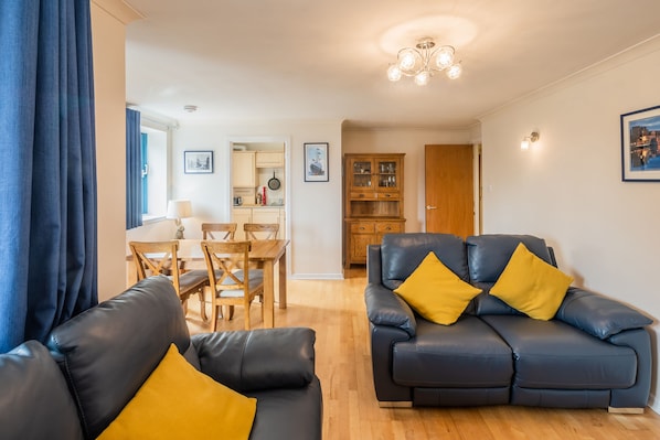 Apartment | Living area | Flat-screen TV