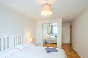 Apartment | 1 bedroom, free cribs/infant beds, free WiFi, bed sheets - Stunning Shore Apartment with Balcony (Edinburgh)