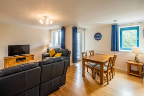Apartment | Living area | Flat-screen TV - Stunning Shore Apartment with Balcony (Edinburgh)