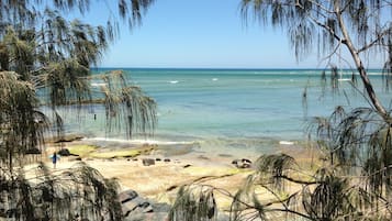 Una spiaggia nelle vicinanze, sabbia bianca