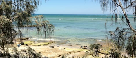 Una spiaggia nelle vicinanze, sabbia bianca