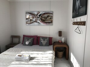 Deluxe Art Room (Shared Bathroom & Kitchen)