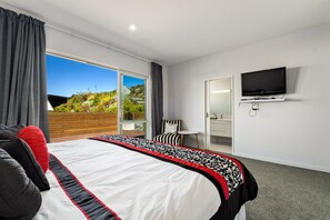 5 bedrooms, iron/ironing board, WiFi