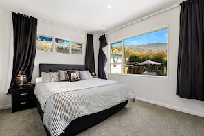 5 bedrooms, iron/ironing board, WiFi - Lakeside Luxury - Wanaka Holiday Home (Wanaka)