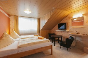 Tremannsrom, delt bad, hageutsikt (Zimmer-1) | Sengetøy av topp kvalitet, wi-fi (inkludert) og sengetøy