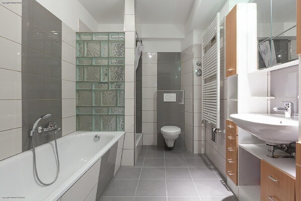 Separate tub and shower, towels - Pension Doemens (Aachen)