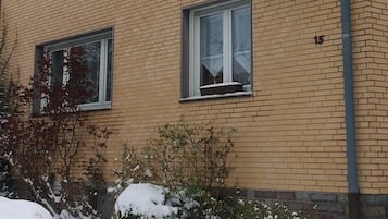 Ein mehrstöckiges Gebäude mit Ziegelaußenwand und einem Schild mit der Aufschrift 'Pension Doemers'.