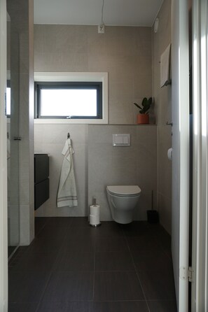 Habitación clásica doble, 1 cama de matrimonio grande | Baño | Ducha, cabezal de ducha tipo lluvia, secador de pelo y suelo radiante