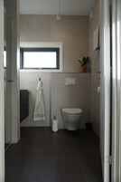 Quarto casal clássico, 1 cama King | Banheiro | Chuveiro, chuveiro com efeito de chuva, secador de cabelo, piso aquecido