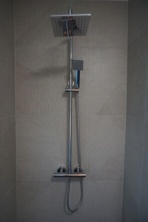Shower, rainfall showerhead, hair dryer, heated floors - Dugneberg (Karmoy)