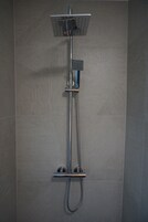 Chuveiro, chuveiro com efeito de chuva, secador de cabelo, piso aquecido