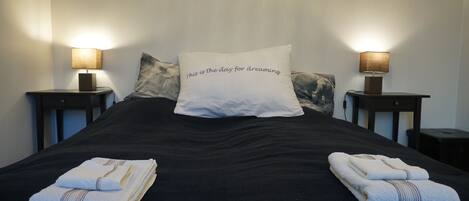 Quarto casal clássico, 1 cama King | Camas com colchões pillow-top, cortinas blackout, Wi-Fi de cortesia