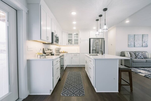 Fridge, microwave, oven, stovetop - Beautiful Master Suite & Full Kitchen in New Home (Spokane)