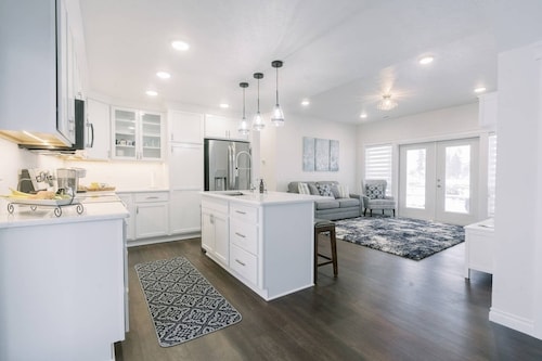 Kaunis Master Suite ja täydellinen keittiö uudessa kodissa