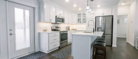 ثلاجة، ميكروويف، فرن، موقد طهي مسطح