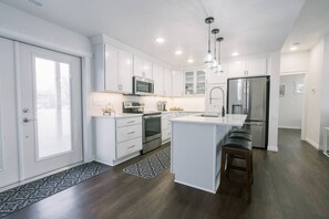 Refrigerador, microondas, horno, placa de cocina