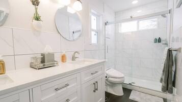 Shower, hair dryer, bidet, towels