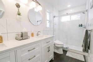 Shower, hair dryer, bidet, towels - Beautiful Master Suite & Full Kitchen in New Home (Spokane)