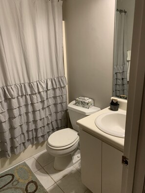 Badewanne, Haartrockner, Handtücher, Seife