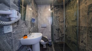 Suihku, sadesuihkupää, hiustenkuivaaja, kylpytakit