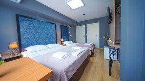 Habitación triple Confort | Minibar, sistema de insonorización, tabla de planchar con plancha